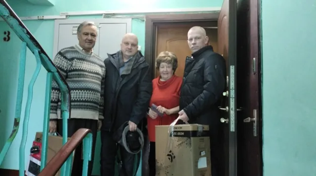 Партийцы передали новый компьютер в Совет ветеранов микрорайона Люберец