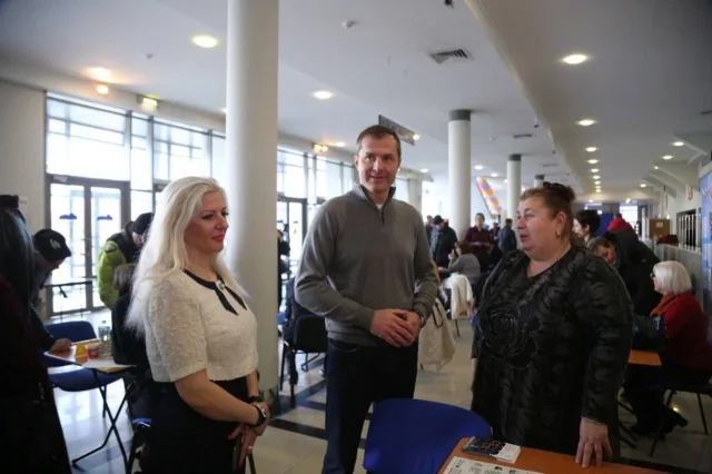 Владимир Волков осмотрел работу ярмарки вакансий в Люберцах