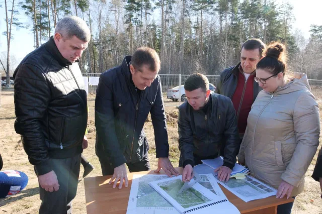 Владимир Волков проверил проведение благоустройства в новом парке поселка Люберец
