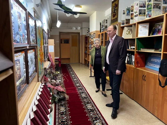 Игорь Коханый передал в школьный музей Люберец ковровые дорожки