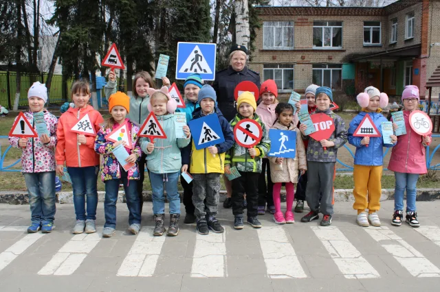 Автоинспекторы рассказали юным жителям Люберец правила перехода через дорогу