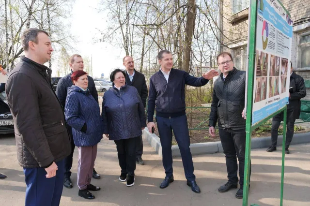 Владимир Волков проверил ремонт подъезда в жилом доме поселка Люберец