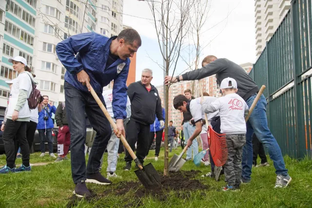 Владимир Волков принял участие в общеобластном субботнике в Люберцах