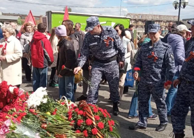 Представители Росгвардии возложили цветы к мемориалу «Вечный огонь» в Люберцах