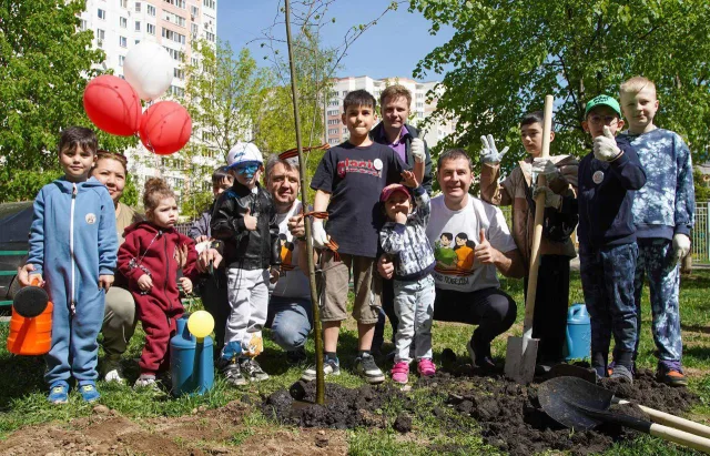 Владимир Волков вместе с жителями Люберец высадил деревья в память о погибших в войне