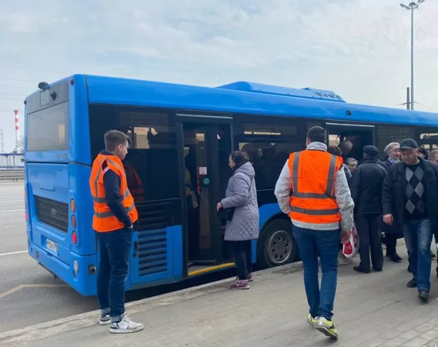 Жителям Люберец напомнили о запрете оплаты проезда в автобусах наличными или переводом