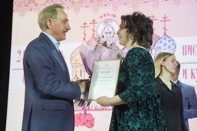 Владимир Ружицкий вручил именную стипендию губернатора концертмейстеру из Люберец
