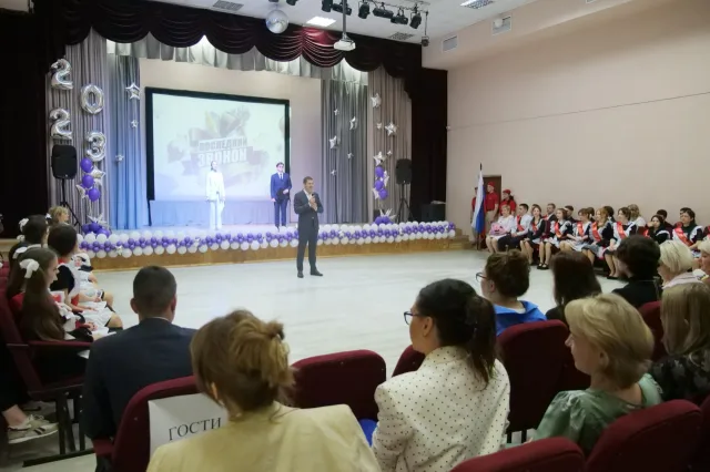 Владимир Волков поздравил выпускников с окончанием школы в поселке Люберец