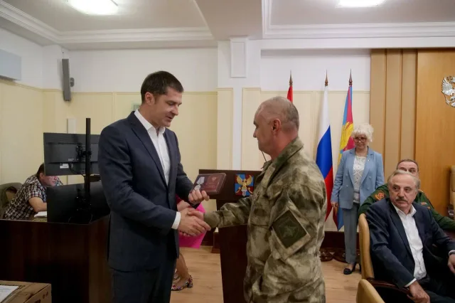 Владимир Волков вручил участнику СВО из Люберец медаль «За отвагу»