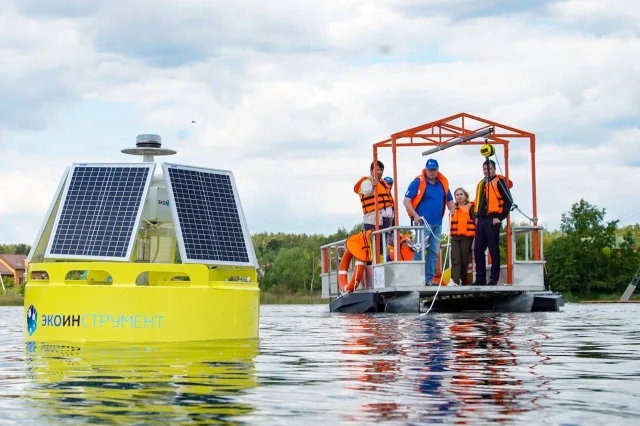 Владимир Волков принял участие в установке исследовательского буя на воду карьера Люберец