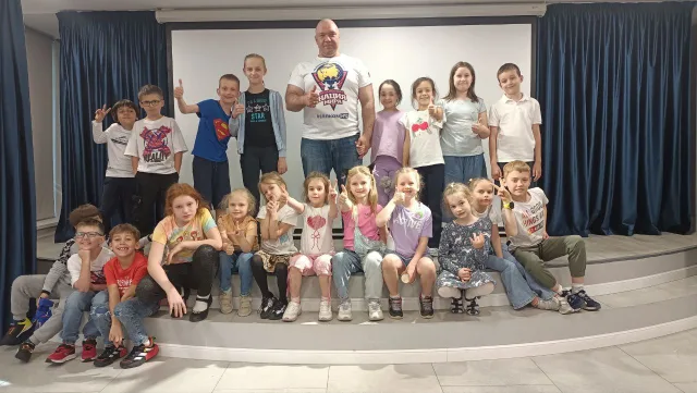 Рекордсмен по силовым номерам из Люберец выступил перед школьниками