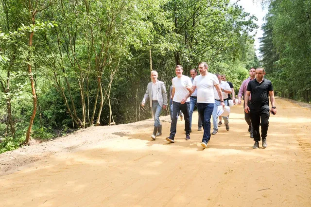 Владимир Волков проверил работы по благоустройству парка в поселке Люберец