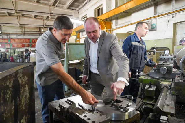Владимир Волков ознакомился в Люберцах с производством инструментов из природных алмазов