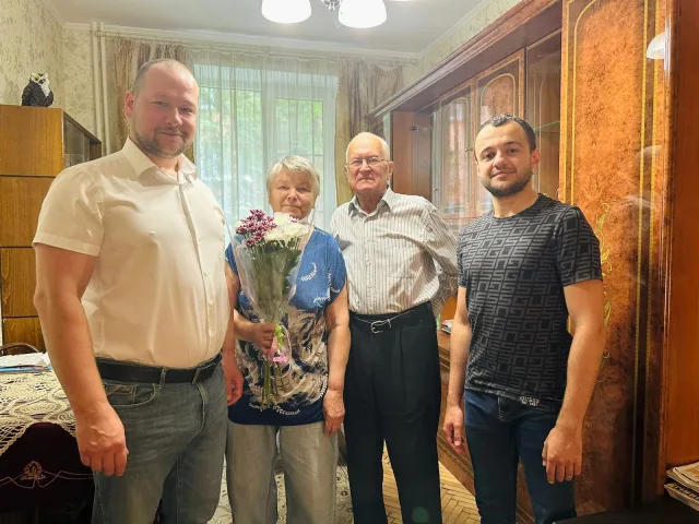 Партийцы поздравили супружескую пару из Люберец с изумрудной свадьбой