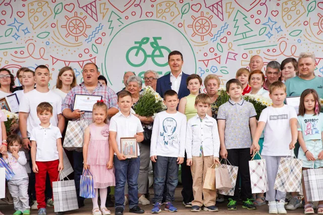 Владимир Волков вручил семьям Люберец благодарственные письма