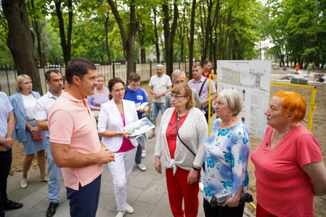 Владимир Волков проверил благоустройство территории около станции МЦД в Люберцах