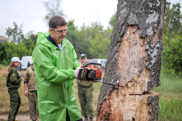 Владимир Волков принял участие в уборке леса в поселке Люберец в рамках экоакции