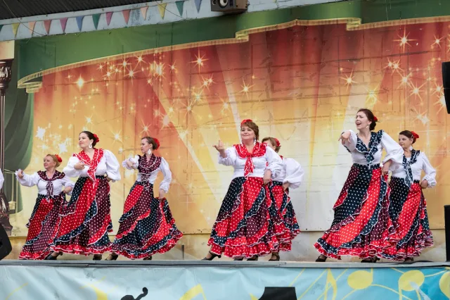 Порядка 25 танцовщиц приняли участие в фестивале фламенко в парке Люберец