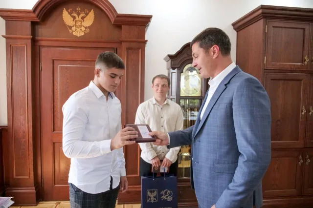 Владимир Волков вручил победителю первенства Европы по борьбе из Люберец знак отличия