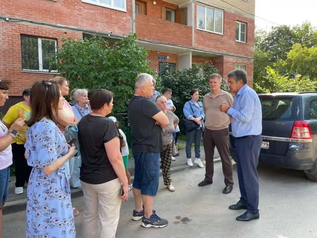Депутат Мособлдумы обсудил с жителями Люберец приведение двора в нормативное состояние