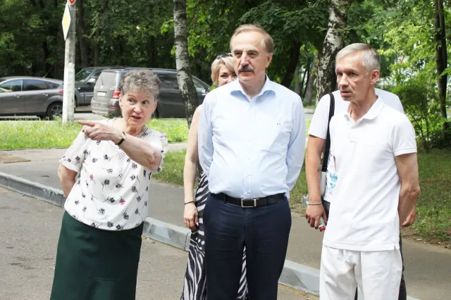 Владимир Ружицкий проверил содержание дворов на улице Южной в Люберцах