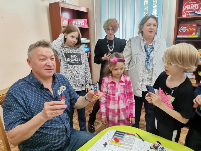 Известный скульптор провел мастер-класс по лепке из пластилина для детей из Люберец