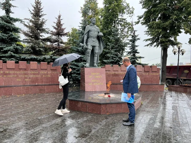 Депутат проверил содержание мемориала в центре Люберец