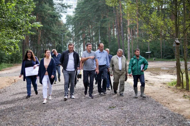 Владимир Волков проинспектировал ход благоустройства парка «Лесная опушка»
