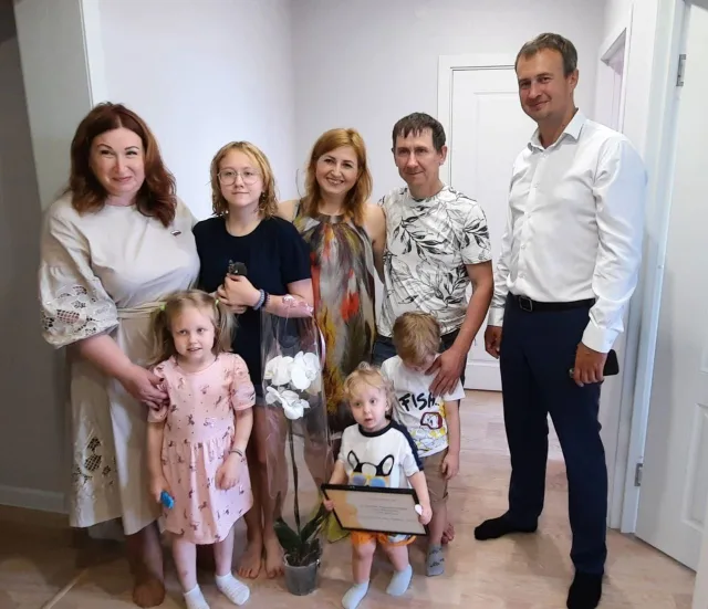 Партийцы и сторонники «Единой России» поздравили многодетную семью из Люберец с новосельем