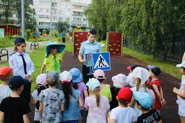 Госавтоинспекторы Люберец напомнили детсадовцам правила дорожного движения