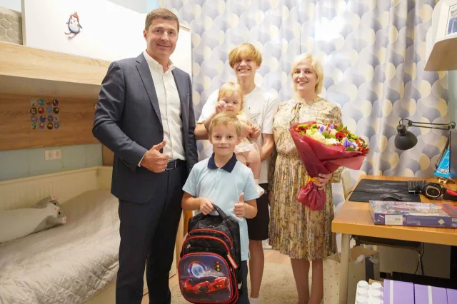 Владимир Волков вручил подарочный набор первоклассника семье из поселка Томилино