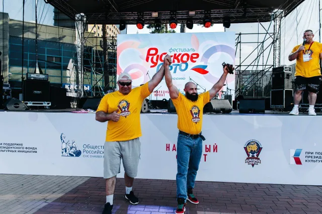 Силачи из Люберец показали номера сценического экстрима на фестивале русской культуры