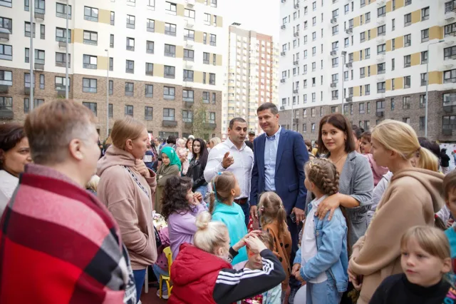 Владимир Волков принял участие в праздновании Дня соседей в новом микрорайоне Люберец