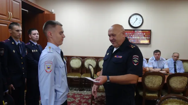 В Люберцах молодым сотрудникам полиции торжественно вручили служебные удостоверения