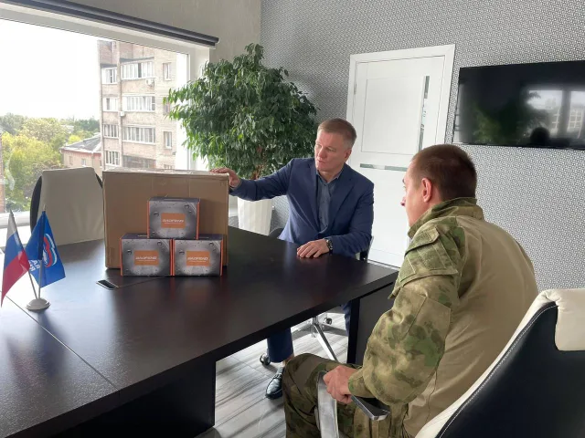 Дмитрий Дениско передал портативные рации мобилизованным из Люберец