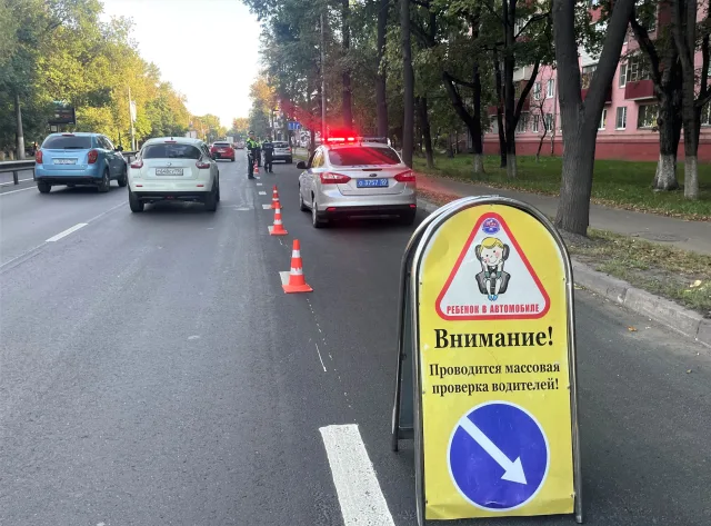 Инспекторы провели разъяснительные беседы с водителями Люберец о важности детских кресел