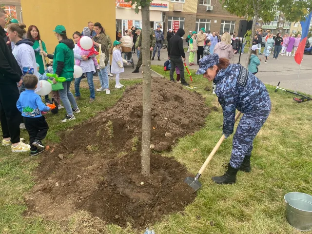 Сотрудники Росгвардии во время экоакции высадили деревья в микрорайоне Люберец