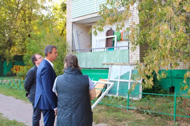 Депутат Люберец проверил ремонт лоджии в квартире семьи мобилизованного