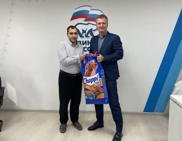 Дмитрий Дениско передал корм для животных в приют Люберец