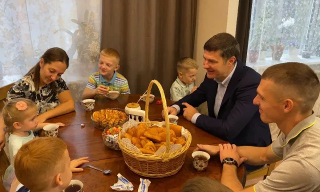 Владимир Волков посетил многодетную семью из Люберец, победившую во всероссийском конкурсе