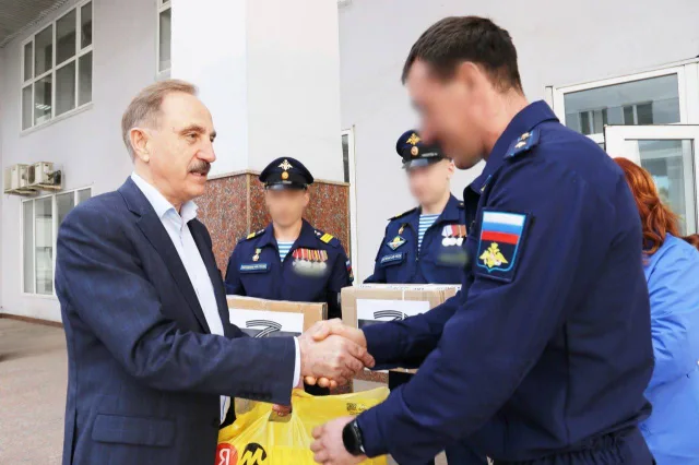 Порядка 400 тонн гуманитарной помощи военнослужащим отправили единороссы Подмосковья в сентябре