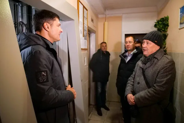 Владимир Волков проверил замену лифтов в многоквартирном доме в Люберцах