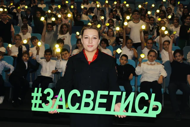 Госавтоинспекторы рассказали школьникам Люберец о пользе световозвращающих элементов