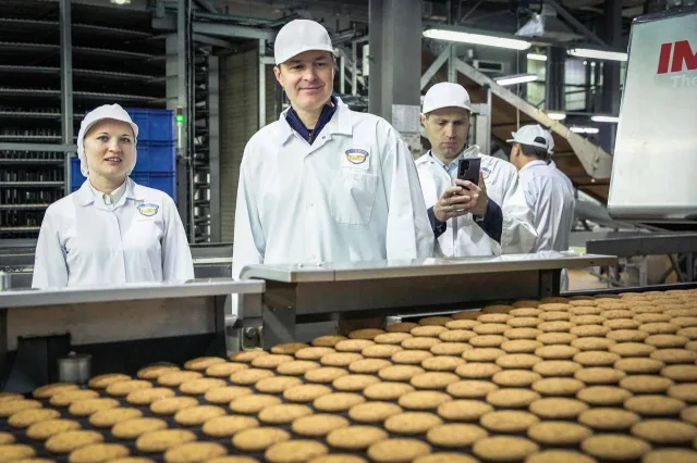 Владимир Волков посетил кондитерское предприятие «Полёт»