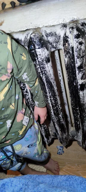 Спасатели помогли ребенку из поселка Люберец, у которого рука застряла в батарее