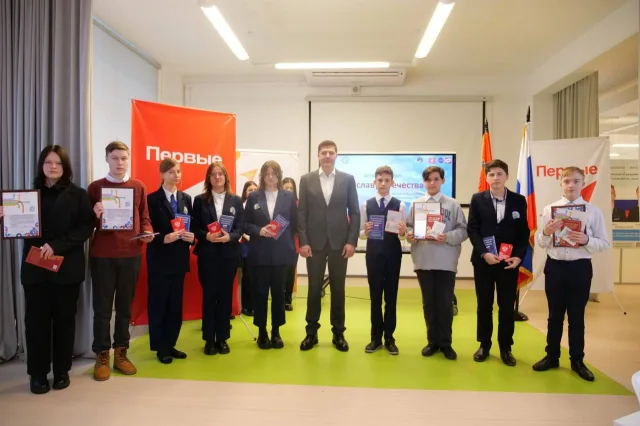 Владимир Волков вручил школьникам Люберец паспорта и обсудил с ними роль Конституции