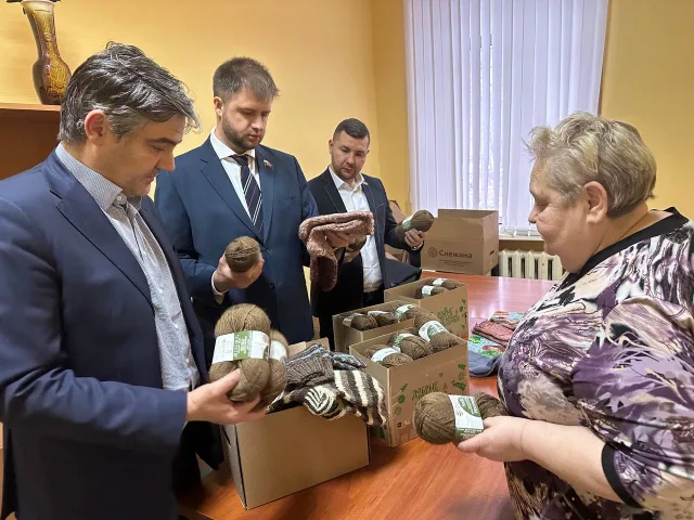 Партийцы передали обществу инвалидов Люберец пряжу для вязания теплых вещей бойцам СВО