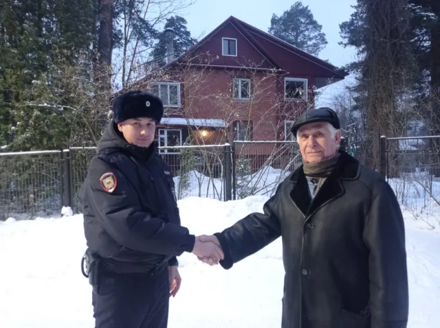Полицейские поздравили председателя Общественного совета при МУ МВД России «Люберецкое» с Новым годом