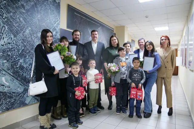 Владимир Волков вручил молодым семьям Люберец свидетельства на получение выплат на жилье