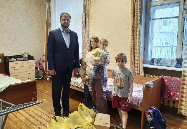 Депутат Люберец передал продуктовые наборы многодетной семье